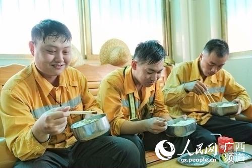 圖為林晨與同事在吃飯。黃琪攝