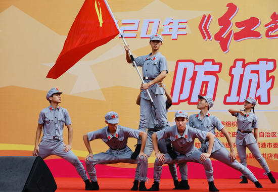 防城中學師生表演歌舞《南湖的船-黨的搖籃》。楊耀宇攝