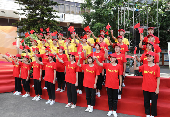 防城中學師生合唱《沒有共產黨就沒有新中國》。楊耀宇攝
