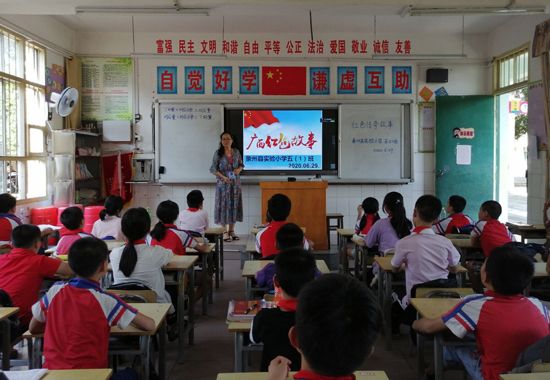 教师在给学生讲广西红色故事。象州县实验小学供图