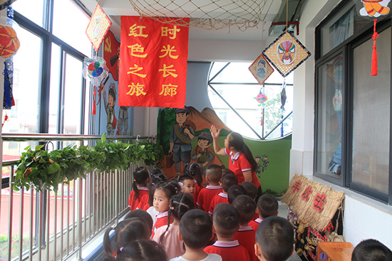 象州县第三幼儿园党支部书记带孩子们进入“红色之旅 时光长廊”。林诗��摄