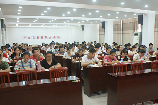 參加平南縣《紅色傳奇》進校園暑假活動的黨員教師代表和入黨積極分子。吳玉梅攝