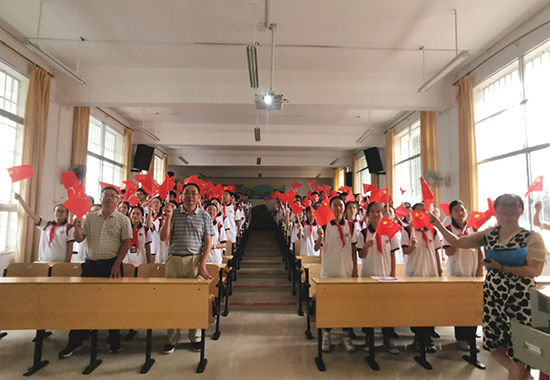 柳州市第十五中学总部（滨江）齐唱歌曲《我和我的祖国》。柳北区委组织部