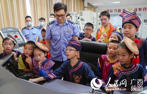 孩子們在工作人員的指導下，模擬駕駛火車。江曉攝