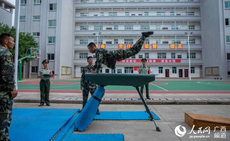 �侯�ٱ����ڽ���ľ����ϰ���ˡ�����־��