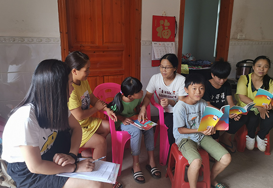 文华学校教师和土瑶村的学生、家长、村民朋友共同阅读红色故事。李泽摄