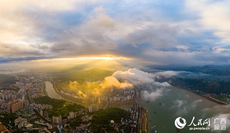 8月13日清晨，梧州市現綺麗雲霧朝霞美景。何華文攝