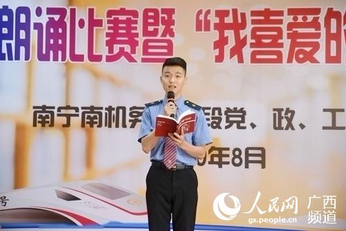 参赛组员朗诵好书原文。秦成军摄