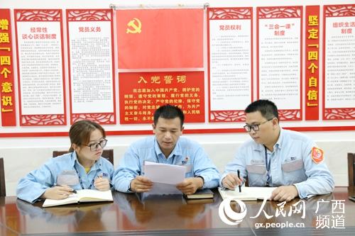 攻堅小組成員深入那梭供電所與班組人員交流。鄭菊攝
