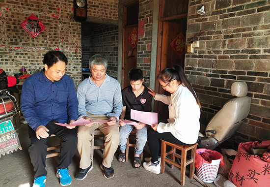 桂平市社步鎮第一初級中學的副校長馮儀慶（左一）走訪貧困生家庭。貴港市兩新組織黨工委供圖