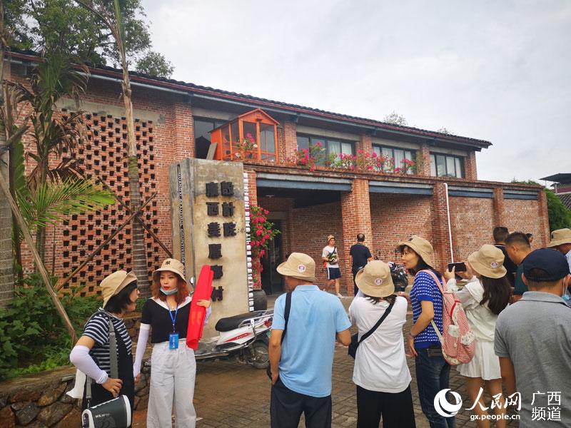 游客參觀廣西美麗鄉村設計院。楊光登攝
