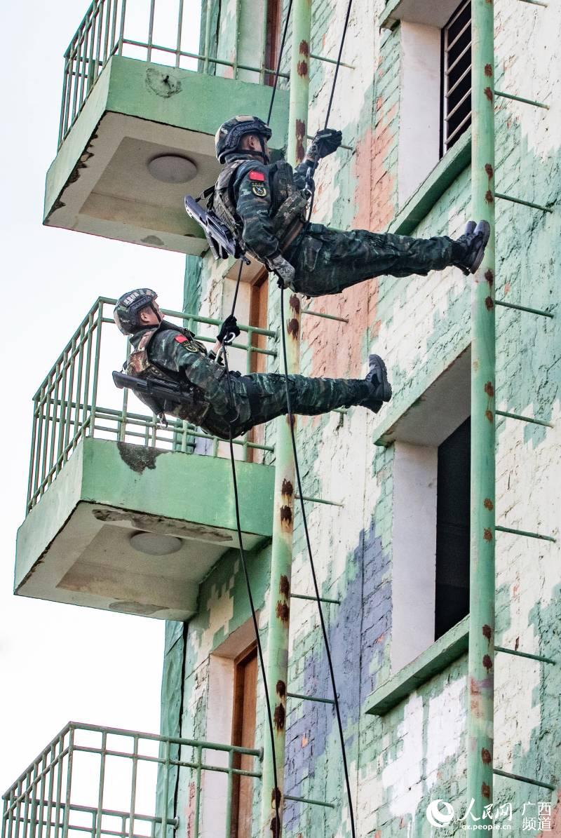 �侯����֧����ս��Ա�ڽ��ж˸��»�ѵ�����ຣ����