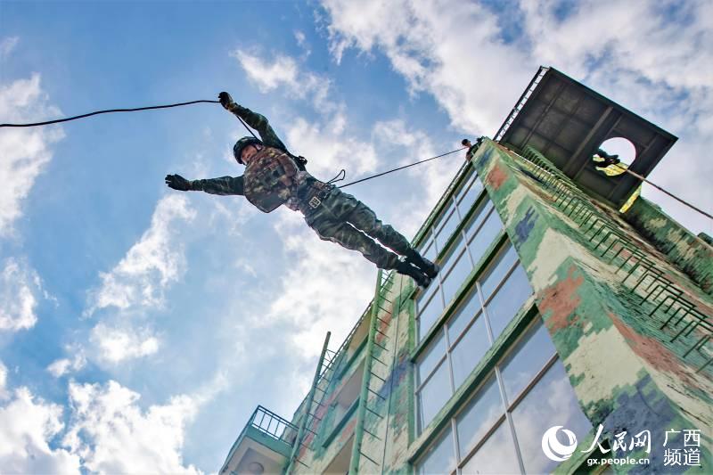 �侯����֧����ս��Ա�ڽ��з����»�ѵ�����ຣ����