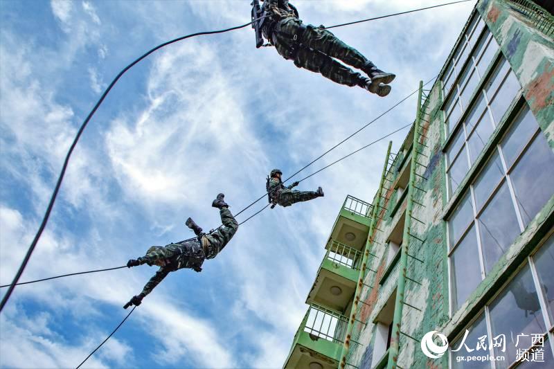 �侯����֧����ս��Ա�ڽ��ж��������»�ѵ�����ຣ����