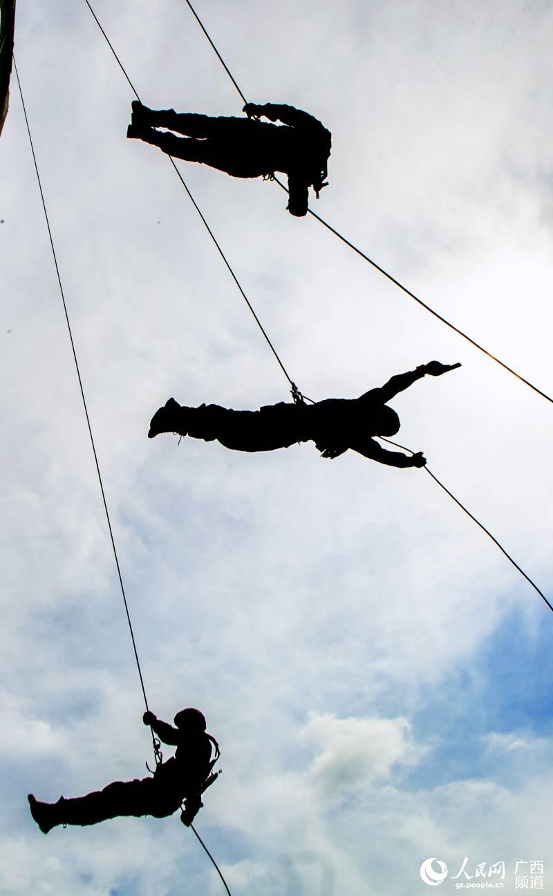 �侯����֧����ս��Ա�ڽ��ж��������»�ѵ�����ຣ����