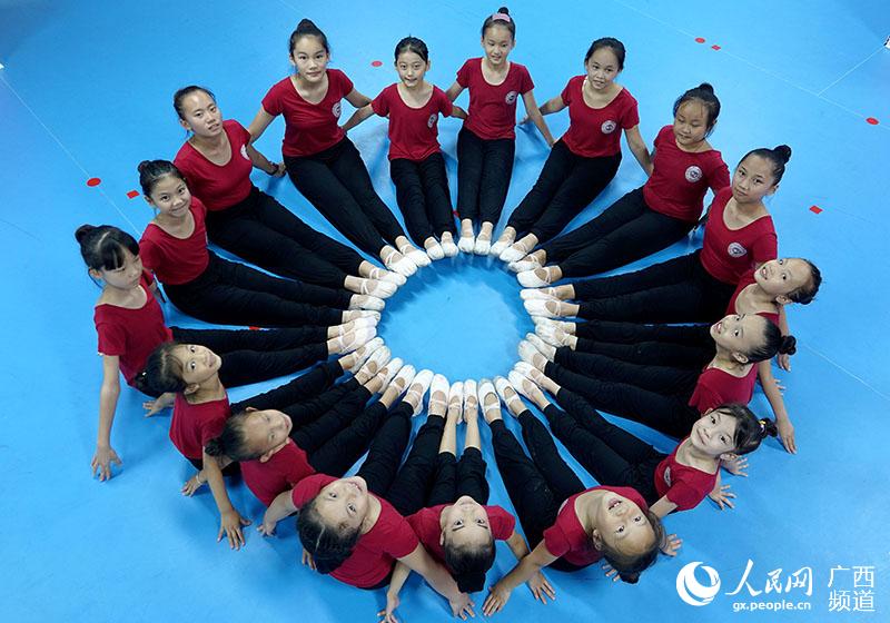 ӳУĺڽ赸ѵ߶