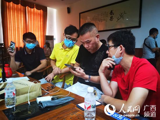 學員們正交流培訓心得-。雷燕樺攝