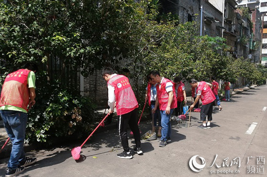 志願者在社區網格內巡查保潔主干道。城北街道供圖
