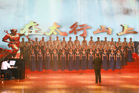 桂平市教育系統合唱《在太行山上》。陳偉郁攝