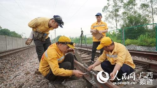 玉林工務段職工在黎湛線上進行焊換傷損鋼軌整治作業。譚育俊攝
