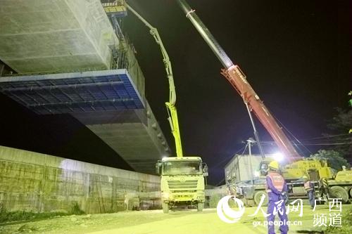 凌晨正在向貴南高鐵澄江雙線特大橋箱梁合龍段輸送混凝土的泵車。莫小斌攝
