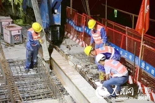 施工人員正在進行貴南高鐵澄江雙線特大橋箱梁合龍段混凝土澆筑作業。莫小斌攝