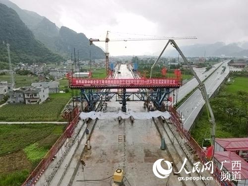 已經合龍的貴南高鐵澄江雙線特大橋正面。蘭炳侶攝
