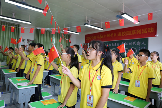 全班同學合唱《我愛你中國》。蔡文婷攝