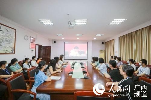 桂林医学院师生在线收看教师节庆祝暨表彰大会。支荣摄