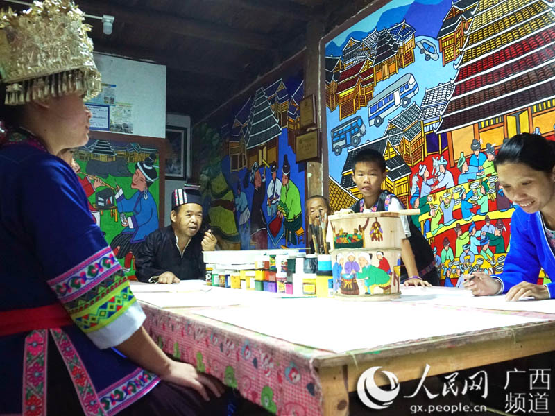 楊吉昌正在對建檔立卡貧困戶進行三江農民畫的培訓。於思琪攝