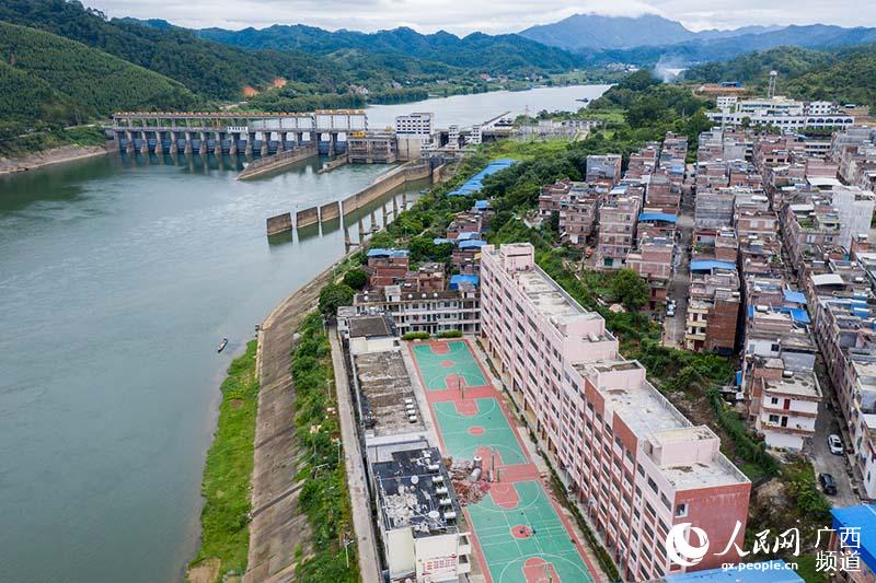 无人机从空中俯瞰广西梧州市苍梧县京南镇.何华文摄