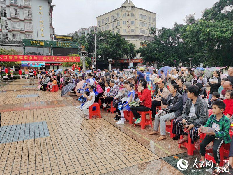 活動現場，群眾冒雨參與，熱情高漲。藍干喬攝