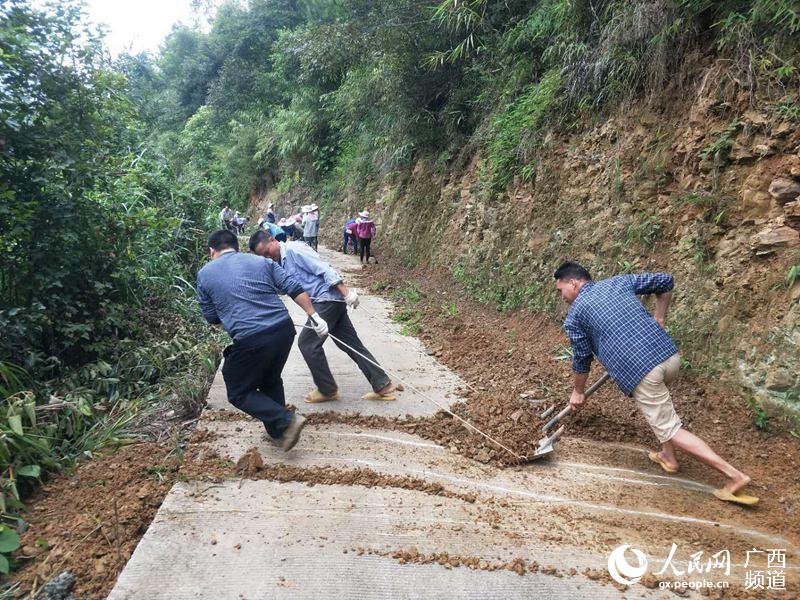 田林县群众自发清理道路塌方保障出行安全