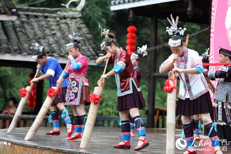 在三江侗族自治縣林溪鎮程陽八寨景區，侗族姑娘們在表演吹地筒。龔普康攝