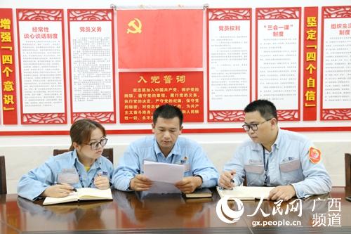 員工集中學習、討論營銷專業知識。鄭菊攝