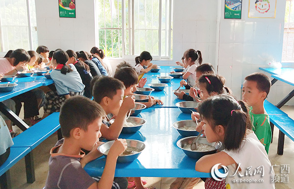 孩子們正在吃午餐。上思縣融媒體中心供圖