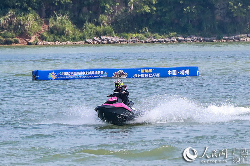 “柳州杯”水上摩托公開賽決賽現場。吳明江攝