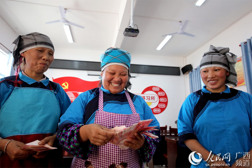 2019年10月28日，百色市纪委监委在凌云县伶站瑶族乡陶化村那利屯开展扶贫领域违纪款清退活动，该屯群众领到被侵占近十年之久的危旧房改造补助款，喜笑颜开。祝有慧 摄