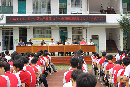 斗江鎮中學的學生在認真聆聽紅七軍經過三江的故事。陸鳳玲攝