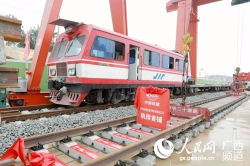 廣西首列全自動駕駛地鐵列車正式進入基地軌道。南寧軌道交通集團供圖