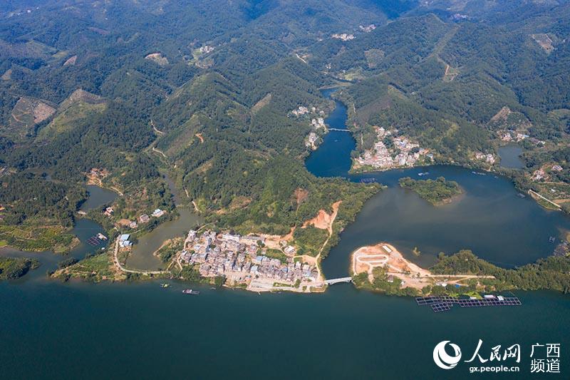 无人机从空中俯瞰广西梧州市苍梧县京南镇美景.何华文摄