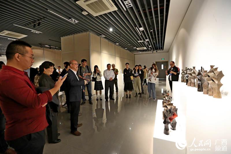 領導嘉賓參觀廣西首屆當代國際陶藝作品邀請展。吳明江攝