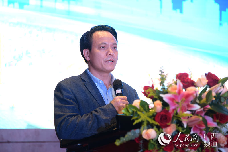 圖為廣西壯族自治區發展改革委副主任黃文川主持會議。嚴立政攝
