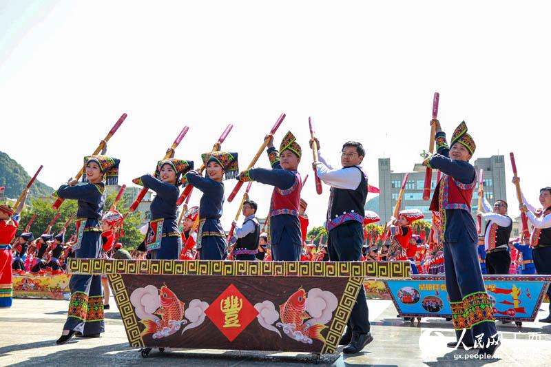 天等縣四家班子領導身著民族服飾與天等干部群眾共同表演打榔舞。吳明江攝