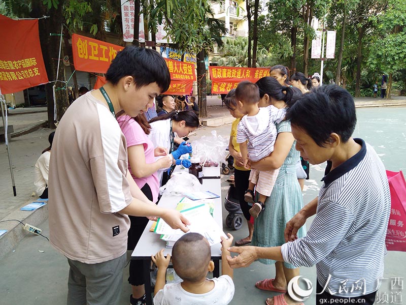 海吉星黨員志願者進社區向居民普及食品安全知識。新錦社區供圖