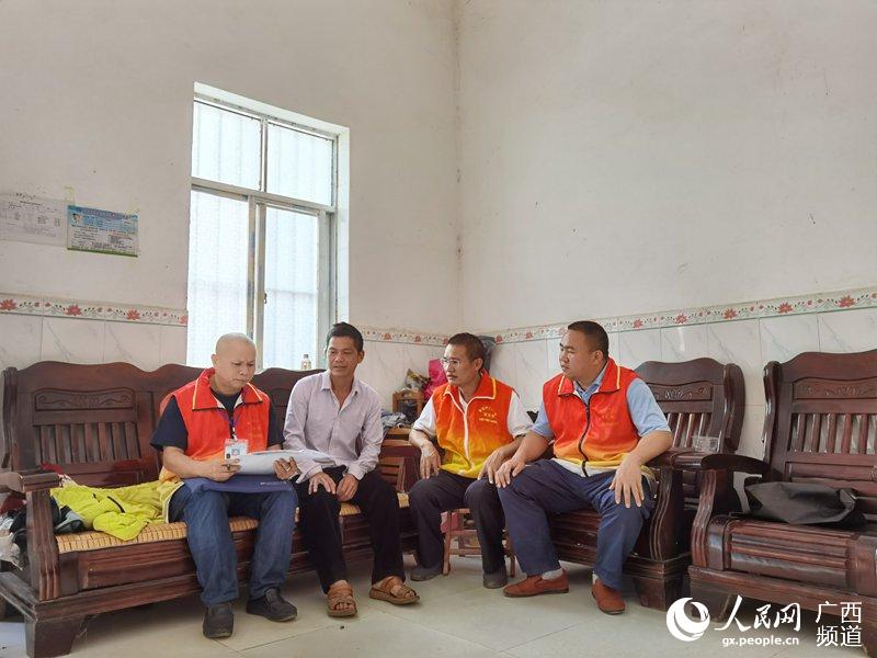 ͼΪ��·�޽��ú�Ū�ߴ�פ�幤���ӵ�����Ⱥ�ڼ����˽����齨�顣�������