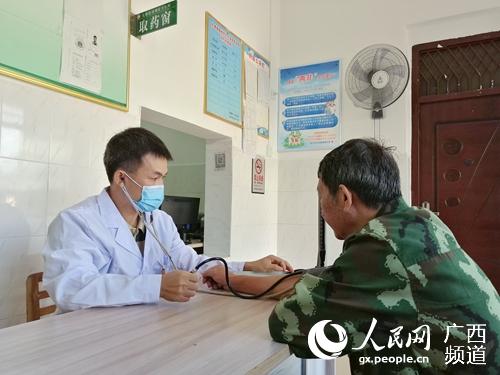 鄉村醫生正在給村民測量血壓。王勇攝