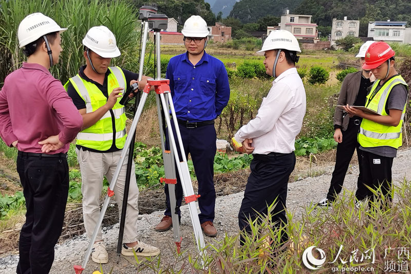 線路檢測組正在用儀器檢測鹿柳二級公路相關指標。楊繼強攝