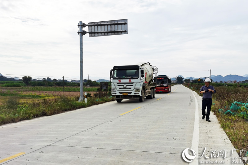 大貨車行駛在鹿柳二級公路平山鎮石龍村路段上。楊繼強攝