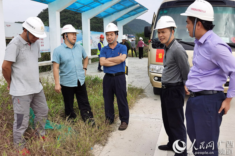 綜合組正在檢查路面、硬化路肩和土路肩寬度。楊繼強攝